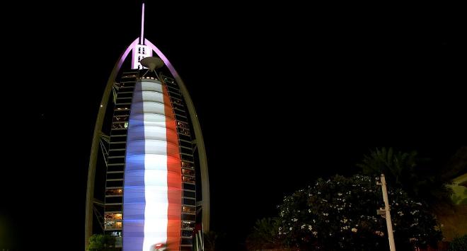 الإمارات تمنع رفع علم فلسطين وترفع علم فرنسا