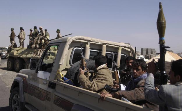 خبير عسكري يحمّل الإمارات مسؤولية تقدم الحوثيين