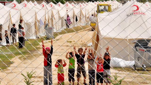 الإمارات ترحل فلسطينياً تبرع للاجئين السوريين